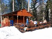 Het kleine tankstation bij het dalstation van lift B.