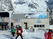 Opvallend onopvallend: toiletten en vuilnisbakken bij het functionele gebouw