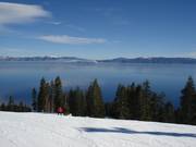Uitzicht vanaf het skigebied Homewood Mountain Resort op Lake Tahoe