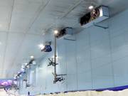 Koeling en sneeuwproductie aan het plafond van de hal