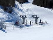 Bij de sleeplift wordt hulp geboden bij het instappen.