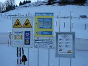 Waarschuwingsborden bij het bergstation