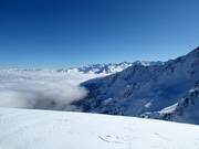 Een zee van mist trekt over de Soum de Matte