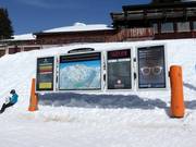 Gedetailleerde informatieborden bij het middenstation