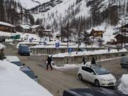 Rond de parkeerplaats in Stafal liggen meerdere hotels.