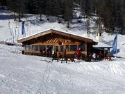 Jochgeierbar: open haard & muziek boven de Schlickeralm