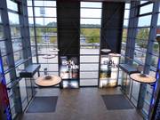 Zeer verzorgde entree van de skihal