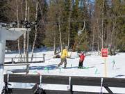 De beugel bij de sleeplift wordt aangereikt