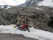 In de zomer worden de toegangswegen naar de liften bij het Tuxer Fernerhaus geprepareerd.