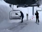 Bij sneeuwval worden de stoeltjes van sneeuw ontdaan.