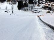 Gemakkelijke piste bij de transportband in het dal