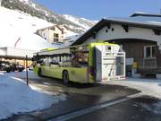 Lijnbus bij het dalstation van de Sareis-stoeltjeslift