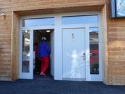 Verzorgde sanitaire voorzieningen bij het dalstation in Lenk