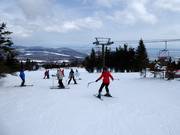 Skiles bij het bergstation