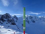 Piste-markering met SOS-telefoonnummer