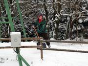 Hier wordt de handen uit de mouwen gestoken – het skigebied wordt draaiende gehouden door vrijwilligers.