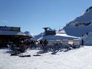 Eisbar & zonnenparadijs naast het panoramarestaurant Kreuzjoch