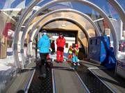 In het Kinderland helpt het personeel bij de transportband