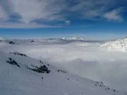 Blauwe lucht en mist in het dal