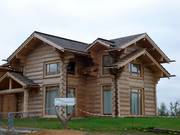 Rustieke blokhutten worden naast de skihal gebouwd.