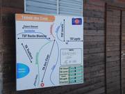 De borden bij de dalstations geven ook de piste-openingen aan.