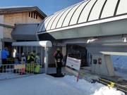 Aanwezigheid van personeel bij het dalstation van de stoeltjeslift