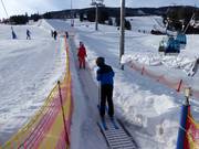 Transportband bij het dalstation van de gondelbaan Familyjet