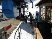 Het personeel helpt kinderen graag bij het instappen.