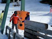 Het personeel reikt het bord aan bij de skilift