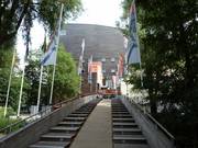 Toegang van de parkeerplaats tot de skihal