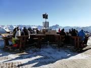 De bar op het terras van het bergstation