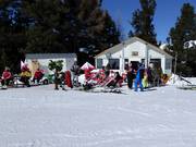 Sneeuwbar Paradiesli bij het bergstation van de Moosalp-Express