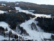 Uitzicht op de Planai met het dalstation Schladming
