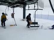 Bij sneeuwval wordt het zitvlak schoongeveegd.