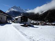De dalafdaling loopt direct door Saas-Grund.