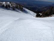 Perfecte pistepreparatie in het skigebied Krvavec