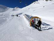 Transportband naast het Gletscherrestaurant op een hoogte van 2.750 meter