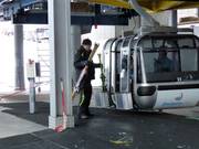 Ski worden bij de gondel aangereikt