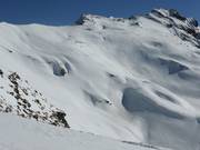 Brede poedersneeuwhellingen bij de Glogghüs