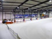 Uitzicht op sleeplift en transportband