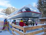 Bij de stoeltjeslift is het personeel aanwezig.