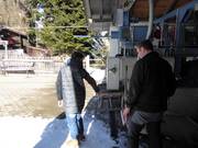 Hulp bij het instappen bij de eenpersoonsstoeltjeslift