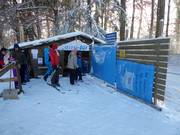 Kinderen worden geholpen bij het instappen in de lift.