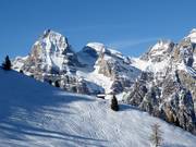 Sporen in de poedersneeuw in Ladurns
