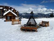 Bij het open vuur kunnen de kleintjes zich opwarmen.