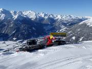 Moderne pistevoertuigen wachten op hun inzet