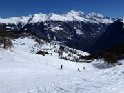 Uitzicht vanaf het skigebied op het verspreid gelegen gehucht Törbel