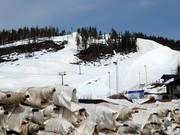 De sneeuw wordt in de zomer onder zeilen bewaard.