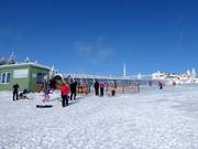 Slalom voor kinderen bij de transportband