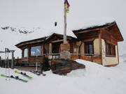 Hütte Jutz bij het bergstation van de kabelbaan van Stafal naar St. Anna
